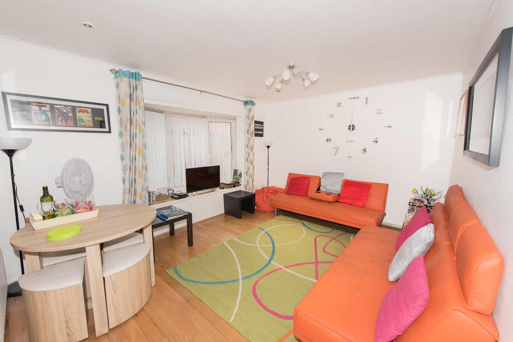 Very Location- Free Parking - 2 Bedrooms *