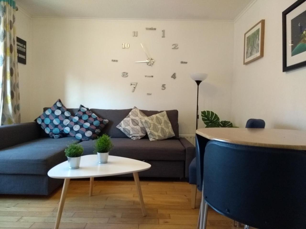 Very Location- Free Parking - 2 Bedrooms Appartement