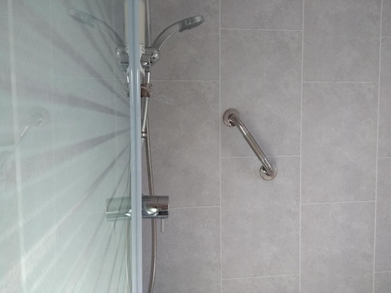 Very Location- Free Parking - 2 Bedrooms *